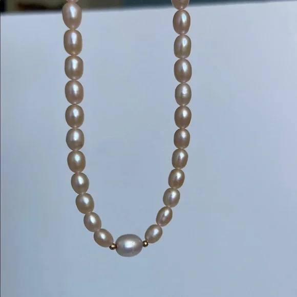 Elegant Faux Pearl Necklace - Picture 3 of 9